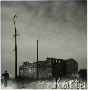 Brak daty, Gdańsk-Westerplatte, Polska.
Ruiny koszar. 
Fot. Irena Jarosińska, zbiory Ośrodka KARTA