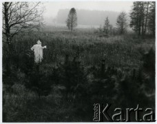 Brak daty, Grobka, Polska.
Okolice domu wynajmowanego przez Irenę Jarosińską.
Fot. Irena Jarosińska, zbiory Ośrodka KARTA