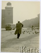 Lata 50., Warszawa, Polska.
Plac Zamkowy, widok w stronę ul. Krakowskie Przedmieście. Po lewej wieża kościoła św. Anny.
Fot. Irena Jarosińska, zbiory Ośrodka KARTA 
