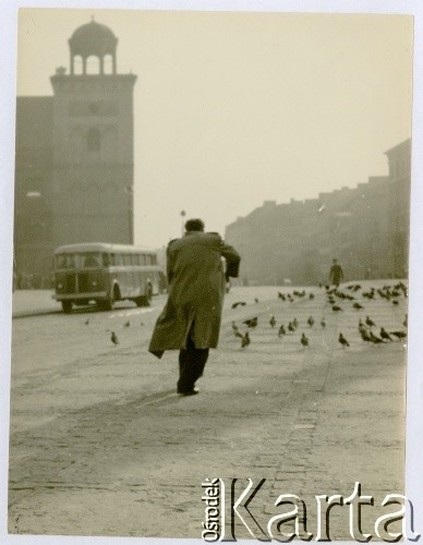 Lata 50., Warszawa, Polska.
Plac Zamkowy, widok w stronę ul. Krakowskie Przedmieście. Po lewej wieża kościoła św. Anny.
Fot. Irena Jarosińska, zbiory Ośrodka KARTA 
