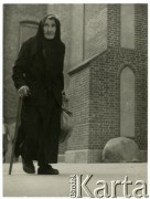 Lata 50. lub 60., Warszawa, Polska.
Kobieta przed katedrą św. Jana Chrzciciela na Starym Mieście.
Fot. Irena Jarosińska, zbiory Ośrodka KARTA