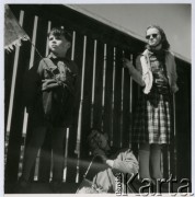 Lata 50. lub 60., Polska.
Widzowie pochodu lub uroczystości.
Fot. Irena Jarosińska, zbiory Ośrodka KARTA