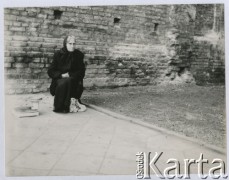 Lata 50., Polska.
Kobieta z wagą.
Fot. Irena Jarosińska, zbiory Ośrodka KARTA