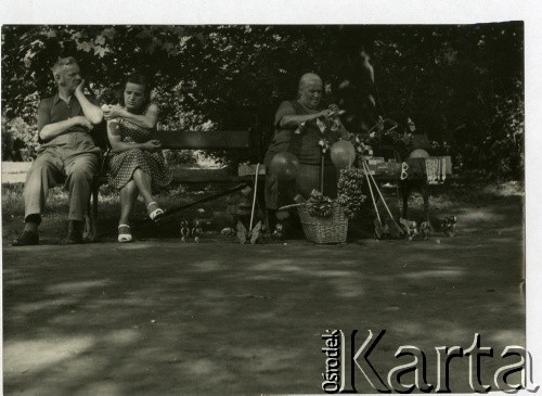 Lata 50. lub 60., Warszawa, Polska.
Sprzedaż obwarzanków i zabawek w parku.
Fot. Irena Jarosińska, zbiory Ośrodka KARTA