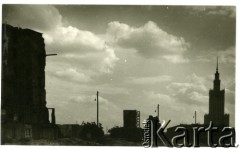 1955-1960, Warszawa, Polska.
Panorama Śródmieścia. W centrum budynek przedwojennej PAST-y przy ul. Zielnej, po prawej nowo wybudowany Pałac Kultury i Nauki.
Fot. Irena Jarosińska, zbiory Ośrodka KARTA