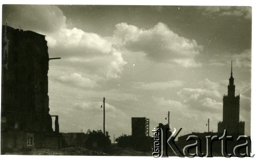 1955-1960, Warszawa, Polska.
Panorama Śródmieścia. W centrum budynek przedwojennej PAST-y przy ul. Zielnej, po prawej nowo wybudowany Pałac Kultury i Nauki.
Fot. Irena Jarosińska, zbiory Ośrodka KARTA