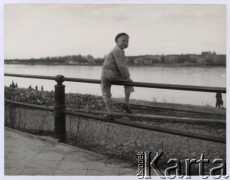 Lata 50., Warszawa, Polska.
Chłopiec na barierce nad Wisłą.
Fot. Irena Jarosińska, zbiory Ośrodka KARTA