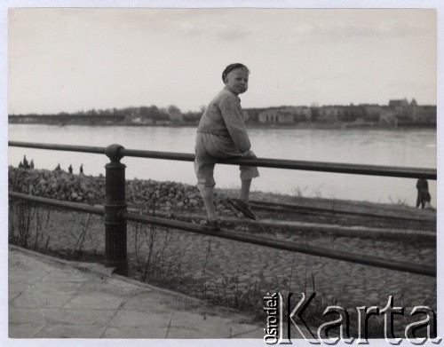 Lata 50., Warszawa, Polska.
Chłopiec na barierce nad Wisłą.
Fot. Irena Jarosińska, zbiory Ośrodka KARTA
