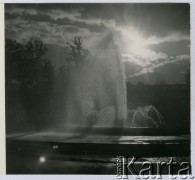 Lata 50. lub 60., Warszawa, Polska.
Fontanna w Centralnym Parku Kultury (od 1992 r. Park Marszałka Edwarda Rydza-Śmigłego).
Fot. Irena Jarosińska, zbiory Ośrodka KARTA