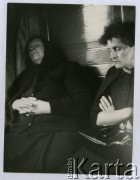 Lata 50., Polska.
Kobiety w przedziale pociągu.
Fot. Irena Jarosińska, zbiory Ośrodka KARTA