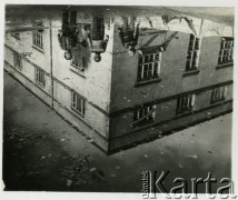 Lata 60. lub 70., Warszawa, Polska.
Odbicie w kałuży.
Fot. Irena Jarosińska, zbiory Ośrodka KARTA