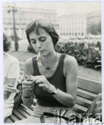 Lata 60. lub 70., Warszawa, Polska.
Kobieta na Placu Teatralnym.
Fot. Irena Jarosińska, zbiory Ośrodka KARTA
