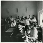 Lata 70., Wrocław, Polska.
Próba zespołu opery. Dyryguje Adam Kopyciński - dyrygent, pianista, kompozytor i wieloletni dyrektor Opery Wrocławskiej.
Fot. Irena Jarosińska, zbiory Ośrodka KARTA