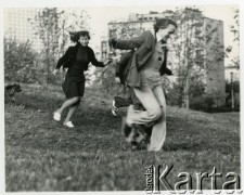 Lata 70., Warszawa, Polska.
Spacer z psami.
Fot. Irena Jarosińska, zbiory Ośrodka KARTA