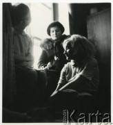 Lata 60., Polska.
Kuratorka społeczna z podopiecznymi.
Fot. Irena Jarosińska, zbiory Ośrodka KARTA