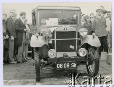 12-13.09.1970, Warszawa, Polska. 
Samochód BMW 3/15 (potocznie nazywany Dixi) podczas II Konkursu Weteranów Szos zorganizowanego na placu Zwycięstwa.
Fot. Irena Jarosińska, zbiory Ośrodka KARTA