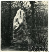 Lata 70., Warszawa, Polska.
Przykryty folią posąg w Łazienkach Królewskich.
Fot. Irena Jarosińska, zbiory Ośrodka KARTA