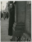 Lata 50. lub 60., Warszawa, Polska.
Kobieta na ul. Nowy Świat.
Fot. Irena Jarosińska, zbiory Ośrodka KARTA

