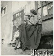 Lata 50., Warszawa, Polska.
Kobiety na Starym Mieście.
Fot. Irena Jarosińska, zbiory Ośrodka KARTA
