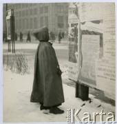 Lata 50., Warszawa, Polska.
Marek Jarosiński (syn Ireny Jarosińskiej) czyta afisze na skrzyżowaniu Nowego Światu i Alej Jerozolimskich.
Fot. Irena Jarosińska, zbiory Ośrodka KARTA