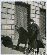 Lata 50. lub 60., Warszawa, Polska.
Przechodnie na ul. Nowy Świat lub Krakowskie Przedmieście.
Fot. Irena Jarosińska, zbiory Ośrodka KARTA
