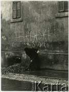 Lata 50. lub 60., Kraków, Polska.
Zakonnica zgarniająca węgiel do piwnicy.
Fot. Irena Jarosińska, zbiory Ośrodka KARTA
