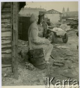 Ok. 1950-1955, Warszawa, Polska.
Pracownia rzeźbiarska na pl. Zwycięstwa (obecnie pl. marsz. Józefa Piłsudskiego).
Fot. Irena Jarosińska, zbiory Ośrodka KARTA