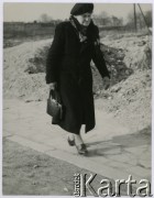 Lata 50., Warszawa, Polska.
Kobieta idąca wśród gruzów.
Fot. Irena Jarosińska, zbiory Ośrodka KARTA
