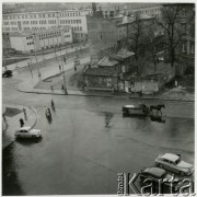 Lata 50., Warszawa, Polska.
Fragment ul. Kopernika, w głębi po lewej działająca od września 1950 r. Szkoła Towarzystwa Przyjaciół Dzieci (późniejsze XXXVII Liceum Ogólnokształcące im. Jarosława Dąbrowskiego).
Fot. Irena Jarosińska, zbiory Ośrodka KARTA