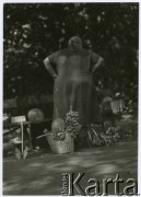 Lata 50. lub 60., Warszawa, Polska.
Sprzedawczyni obwarzanków i zabawek w parku.
Fot. Irena Jarosińska, zbiory Ośrodka KARTA