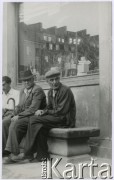 Lata 50., Warszawa, Polska.
Mężczyźni na Rynku Starego Miasta.
Fot. Irena Jarosińska, zbiory Ośrodka KARTA