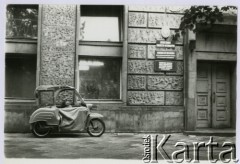 Lata 50. lub 60. Warszawa, Polska.
Skuter na ulicy.
Fot. Irena Jarosińska, zbiory Ośrodka KARTA