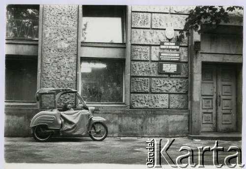 Lata 50. lub 60. Warszawa, Polska.
Skuter na ulicy.
Fot. Irena Jarosińska, zbiory Ośrodka KARTA