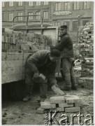 1950-1953, Warszawa, Polska.
Odbudowa Rynku Starego Miasta, widok na stronę Dekerta (pierzeja północna).
Fot. Irena Jarosińska, zbiory Ośrodka KARTA