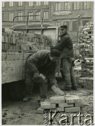 1950-1953, Warszawa, Polska.
Odbudowa Rynku Starego Miasta, widok na stronę Dekerta (pierzeja północna).
Fot. Irena Jarosińska, zbiory Ośrodka KARTA