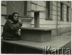 Lata 50., Warszawa, Polska.
Starsza kobieta.
Fot. Irena Jarosińska, zbiory Ośrodka KARTA
