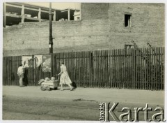 Lata 50., Warszawa, Polska.
Przechodnie na ulicy. 
Fot. Irena Jarosińska, zbiory Ośrodka KARTA