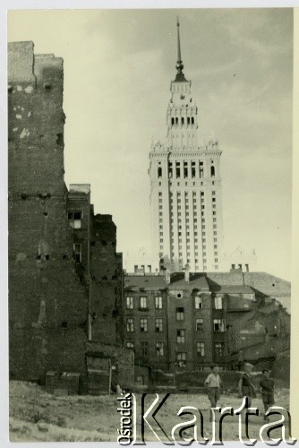 Ok. 1955, Warszawa, Polska
Chłopcy przy ul. Marchlewskiego (obecnie ul. Jana Pawła II), w głębi Pałac Kultury i Nauki.
Fot. Irena Jarosińska, zbiory Ośrodka KARTA
