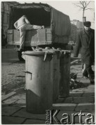 Lata 50., Warszawa, Polska.
Ciężarówka na Krakowskim Przedmieściu.
Fot. Irena Jarosińska, zbiory Ośrodka KARTA