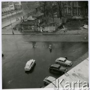 Lata 50., Warszawa, Polska.
Fragment ul. Kopernika, w głębi po lewej działająca od września 1950 r. Szkoła Towarzystwa Przyjaciół Dzieci (późniejsze XXXVII Liceum Ogólnokształcące im. Jarosława Dąbrowskiego).
Fot. Irena Jarosińska, zbiory Ośrodka KARTA