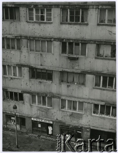 Lata 50., Warszawa, Polska.
Kamienica przy ul. Bartoszewicza 9.
Fot. Irena Jarosińska, zbiory Ośrodka KARTA