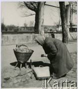 Lata 50. lub 60., Polska.
Kobieta sprzedająca obwarzanki.
Fot. Irena Jarosińska, zbiory Ośrodka KARTA