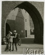 Lata 50. lub 60., Warszawa, Polska.
Dzieci przy Barbakanie.
Fot. Irena Jarosińska, zbiory Ośrodka KARTA