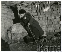 Lata 50., Warszawa, Polska.
Kobieta odpoczywająca na stosie cegieł.
Fot. Irena Jarosińska, zbiory Ośrodka KARTA