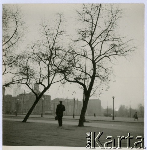 Lata 50., Warszawa, Polska.
Plac Zwycięstwa (obecnie pl. marsz. Józefa Piłsudskiego).
Fot. Irena Jarosińska, zbiory Ośrodka KARTA