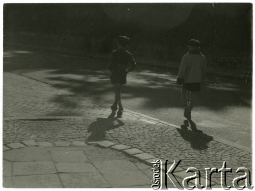 Lata 50., Warszawa, Polska.
Chłopcy na ulicy.
Fot. Irena Jarosińska, zbiory Ośrodka KARTA