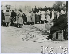 Lata 50., Warszawa, Polska.
Ludzie przyglądający się niedźwiedziom na wybiegu warszawskiego zoo przy al. Świerczewskiego (dziś al. 