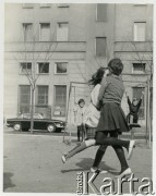 Lata 60., Warszawa, Polska.
Dzieci bawiące się na podwórku.
Fot. Irena Jarosińska, zbiory Ośrodka KARTA