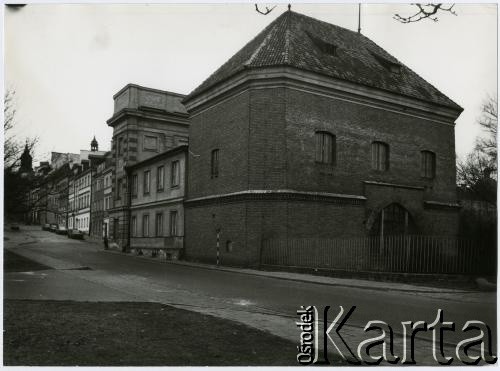 Lata 50. lub 60., Warszawa, Polska.
Ulica Boleść, Stara Prochownia. 
Fot. Irena Jarosińska, zbiory Ośrodka KARTA