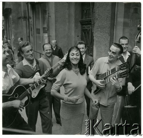 Lata 60., Gdańsk, Polska.
Zespół muzyczny na gdańskiej ulicy.
Fot. Irena Jarosińska, zbiory Ośrodka KARTA